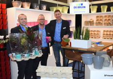 Ook bij de Bruin Plantpot zijn ze bezig met duurzaamheid en dat lieten ze zien door middel van hun nieuwe pulp-tray. Everard de Bruin met de gloednieuwe 8 gaats pulptray. Het is een echte combi tray verteld Everard en door de flexibele klembogen,die in de gaten gevestigd zijn, kun je potten van maat 12 t/m 14 samen in één tray zetten. In het midden staat Gerard van Doeburg met de Lingepot en rechts Ted Verbraeken met hun Terracotta en Olijfgroene potten.